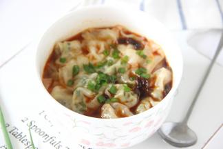 锅内水开后舀一勺放入调料碗中，接着放入馄饨，馄饨浮起就可以了，出锅放入葱叶就可以开吃啦