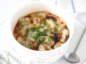 锅内水开后舀一勺放入调料碗中，接着放入馄饨，馄饨浮起就可以了，出锅放入葱叶就可以开吃啦