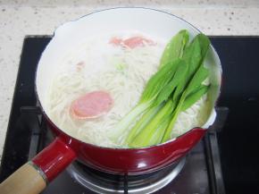 面条煮好后放入适量盐，加入青菜
