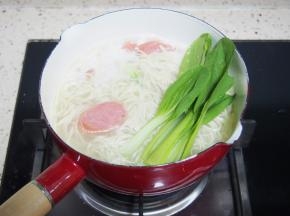 面条煮好后放入适量盐，加入青菜