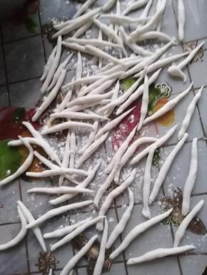 粘米粉跟木薯粉混合加入热水快速搅拌均匀，等稍微冷却揉成面团，