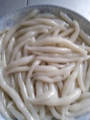 然后用手搓成虫子状，放锅蒸10分钟，取出过冷水