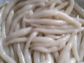 然后用手搓成虫子状，放锅蒸10分钟，取出过冷水