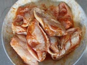 按照500克鸡翅对应35克奥尔良腌料35克水的比例，放置4小时入味。