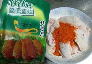新鲜鸡翅泡10分钟，泡出血水之后沥干，放入奥尔良腌料搅拌均匀