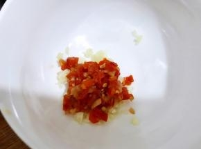 碗里加入蒜末和剁椒