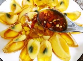 把料汁淋在皮蛋上