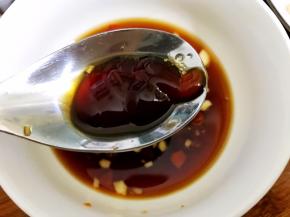 加入蚝油搅拌均匀