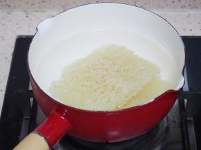 锅内加入适量清水，将米粉煮熟