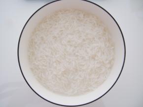 煮熟的米粉在凉开水中浸泡