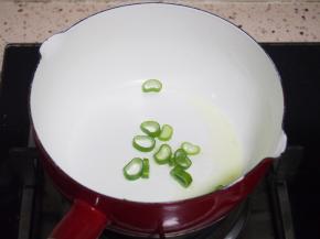 锅内放入油，加入葱花炒香