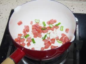 加入红肠丁炒香