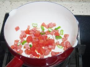 加入西红柿丁翻炒