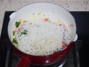 捞出米粉放入，翻炒均匀即可