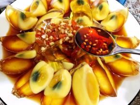 再淋上一大勺红油