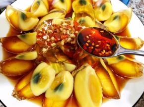 再淋上一大勺红油