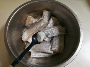 带鱼去掉鱼肠鱼头鱼尾清洗干净沥干水，放入半小勺盐腌制十五分钟