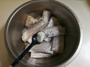 带鱼去掉鱼肠鱼头鱼尾清洗干净沥干水，放入半小勺盐腌制十五分钟