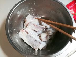 放一勺面粉将带鱼拌匀