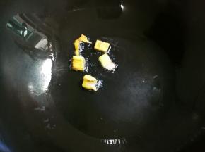 热锅凉油放入大葱煎出香味