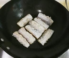 放入带鱼煎至金黄