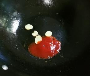 锅中余油放入姜片煎出香味，放入适量番茄酱