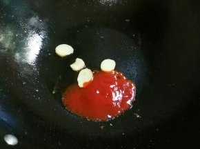 锅中余油放入姜片煎出香味，放入适量番茄酱
