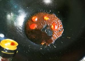 放入樱桃番茄翻炒片刻，放入一勺生抽