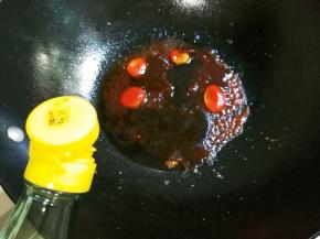 放入一勺醋，两勺糖