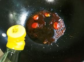 放入一勺醋，两勺糖