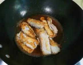 放入适量热水烧开，放入带鱼