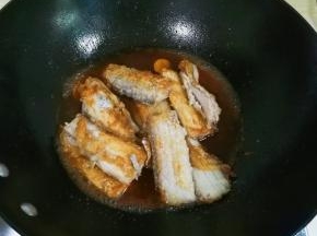 放入适量热水烧开，放入带鱼