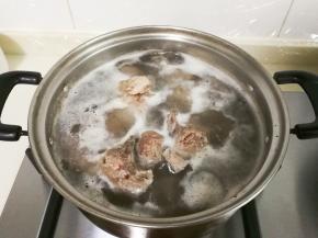 扇骨和冷水一起烧开撇去浮沫
