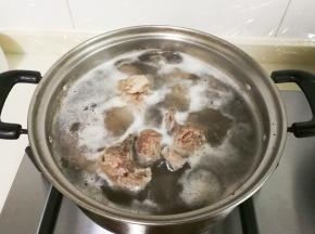 扇骨和冷水一起烧开撇去浮沫