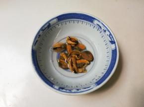 淡菜撕去毛毛的鳃，洗净