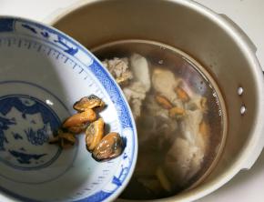 扇骨，冬瓜，淡菜姜片一起放入高压锅烧开