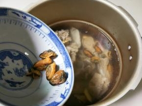 扇骨，冬瓜，淡菜姜片一起放入高压锅烧开