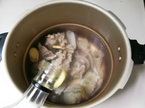 放入一勺料酒烧开