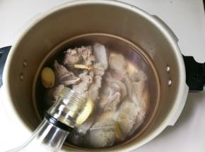 放入一勺料酒烧开