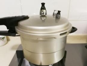 盖上高压锅盖 烧至气孔冒气，加上顶阀烧至顶阀转圈，转小火烧四十分钟