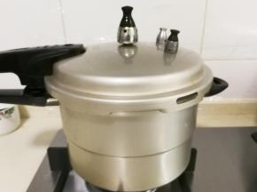 盖上高压锅盖 烧至气孔冒气，加上顶阀烧至顶阀转圈，转小火烧四十分钟