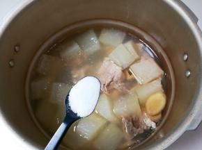 关掉火，等高压锅自己排掉气，打开锅盖放入适量盐