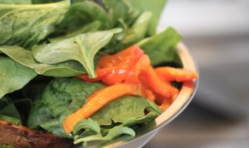 2. 牛排菇切1厘米厚片，平底锅中火加橄榄油1大匙，放入牛排菇两面煎熟后，喷洒上意大利黑醋，盖锅盖焖1分钟离火；