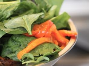 2. 牛排菇切1厘米厚片，平底锅中火加橄榄油1大匙，放入牛排菇两面煎熟后，喷洒上意大利黑醋，盖锅盖焖1分钟离火；