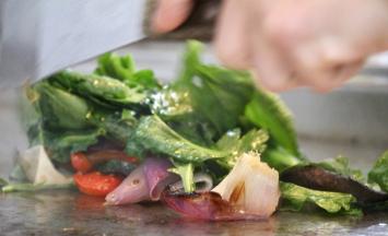 3. 菠菜、甜椒、茄子、牛排菇在平底锅内迅速翻炒；