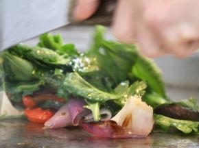 3. 菠菜、甜椒、茄子、牛排菇在平底锅内迅速翻炒；