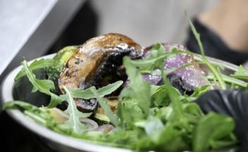 1. 圆茄子对半切，再切成1厘米厚的茄片，抹上黑胡椒黑醋等，浇上橄榄油2大匙，撒上海盐少许，放进铺了烘培纸的烤盘中，烤箱200度烤10-15分钟。