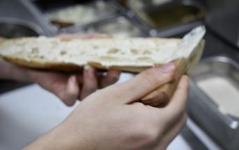 5. 老上海法式咸棍刨开，抹上厚厚的一层新鲜奶酪，也可以换成布理奶酪，或是provolone, mozzarella。