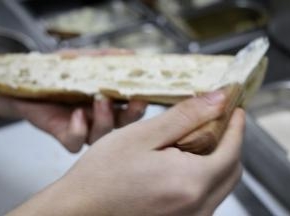 5. 老上海法式咸棍刨开，抹上厚厚的一层新鲜奶酪，也可以换成布理奶酪，或是provolone, mozzarella。