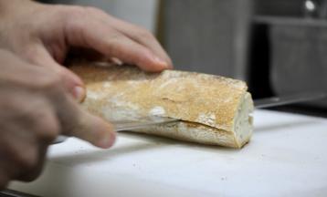 4. 切开面包